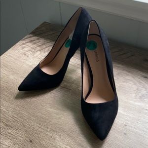 Suede Black Pumps